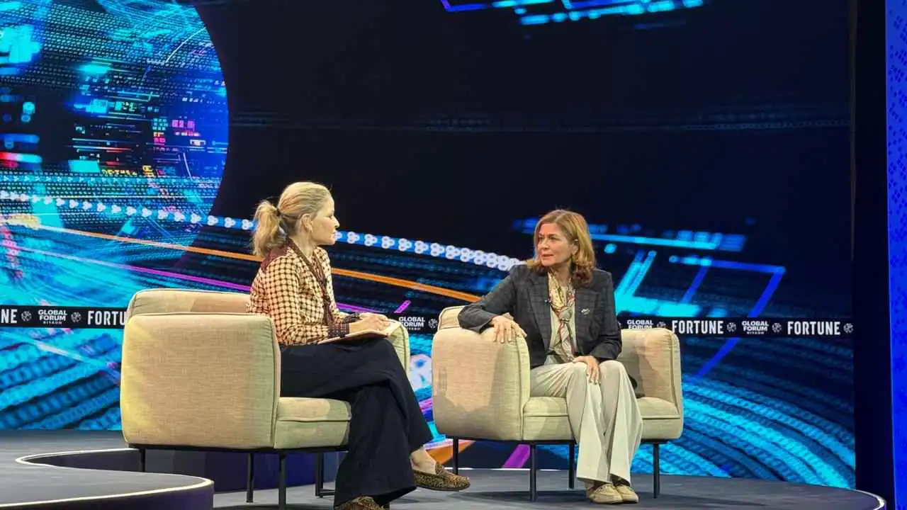 الوزيرة هند قبوات خلال مشاركتها في منتدى Fortune Global Forum 2025 بالرياض 27 أكتوبر 2025