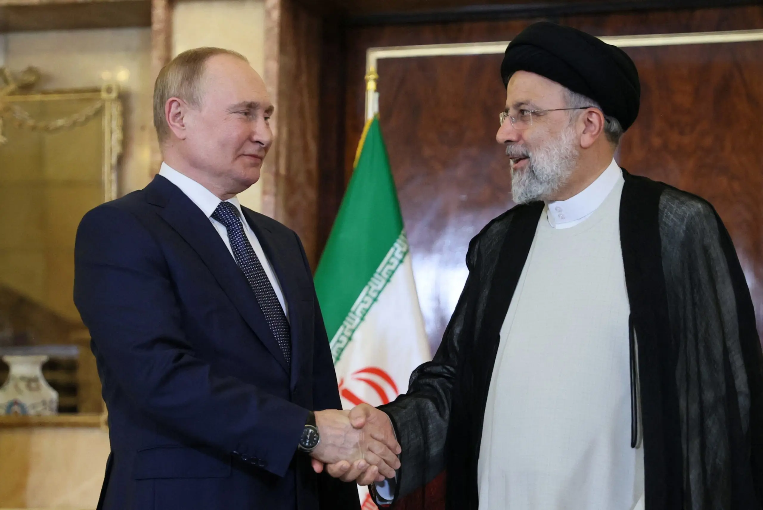 روسيا تعلق مؤقتاً اتفاق تعاون شامل مع إيران