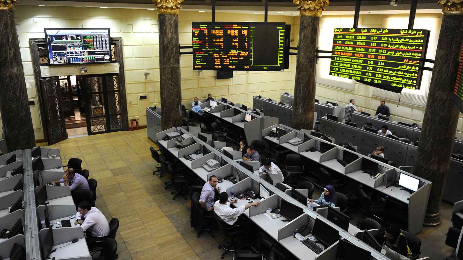 مؤشر البورصة المصرية يتخطى حاجز 33000 نقطة وسط صعود مفاجئ للدولار