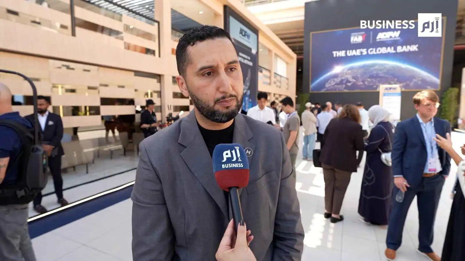 كمال يوسفي، المؤسس والرئيس التنفيذي لمجموعة «هيديرا هاشغراف»، خلال مقابلة مع إرم بزنس على هامش أسبوع أبوظبي المالي، بتاريخ 10 ديسمبر 2025.