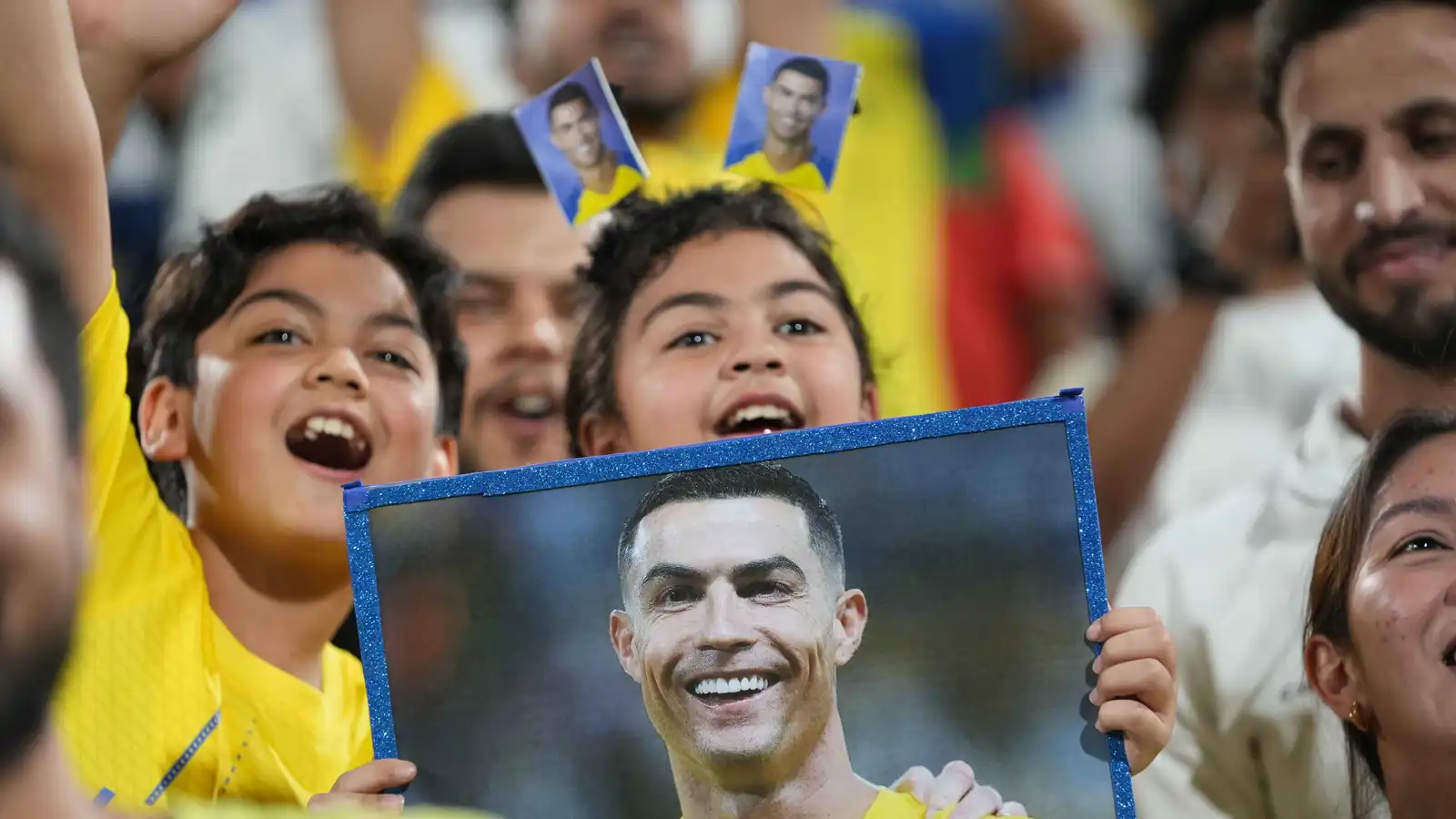 طفلة تحمل صورة كريستيانو رونالدو قائد النصر قبل مواجهة الغريم المحلي الهلال في قبل نهائي كأس السوبر السعودي، يوم 8 أبريل 2024.