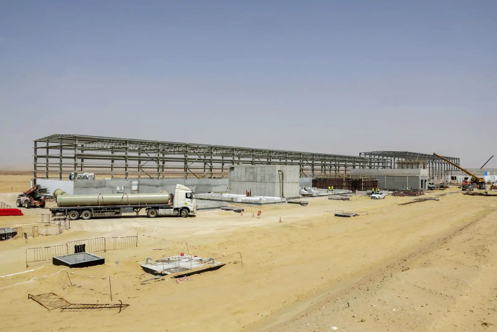 بناء محطة تحلية المياه في الداخلة في الصحراء الغربية، المغرب، في يوم 26 مايو 2025.