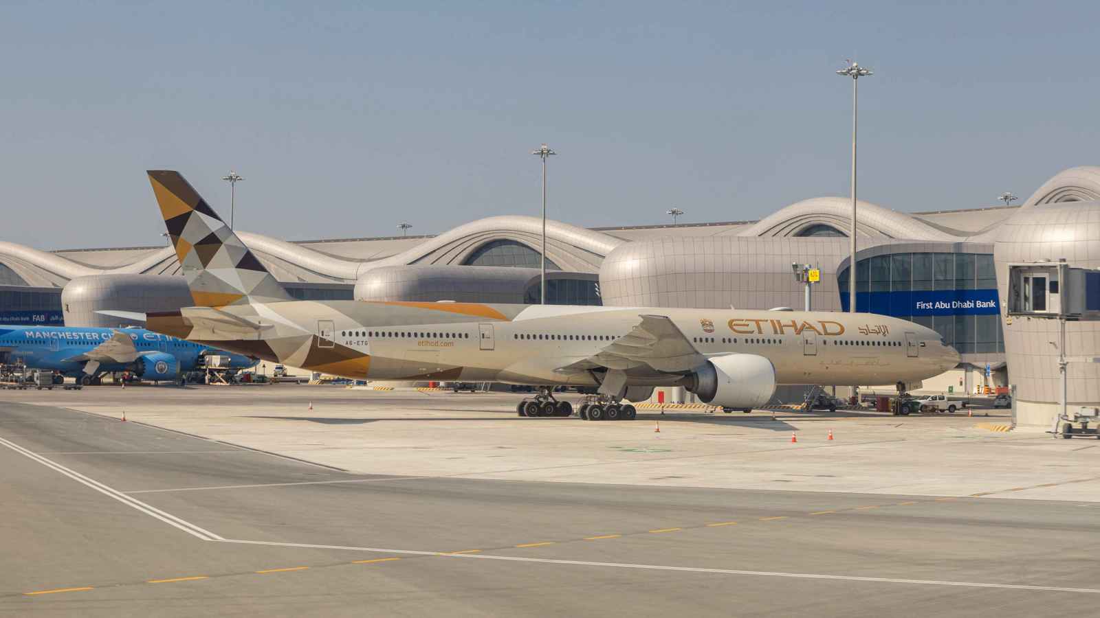 «الاتحاد للطيران» الإماراتية توسع أسطولها بشراء 28 طائرة بوينغ