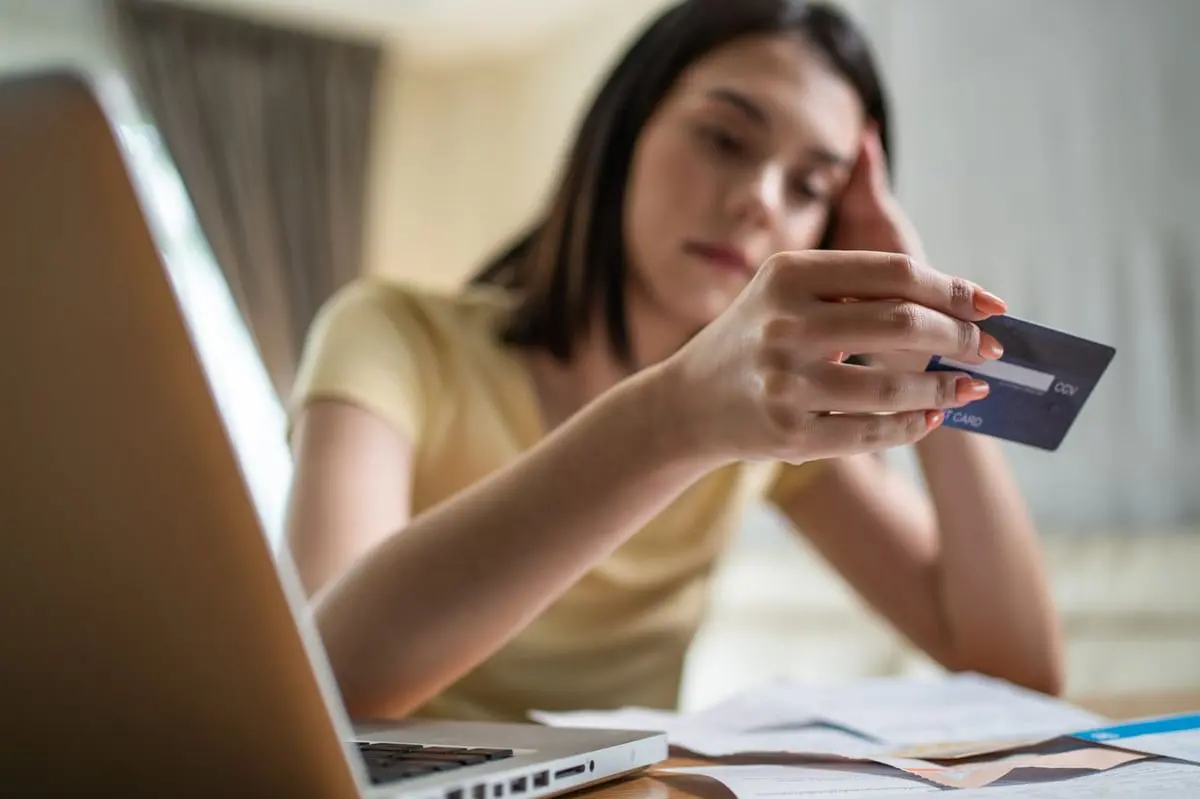 ديون بطاقات الائتمان الأميركية تقفز لمستوى قياسي