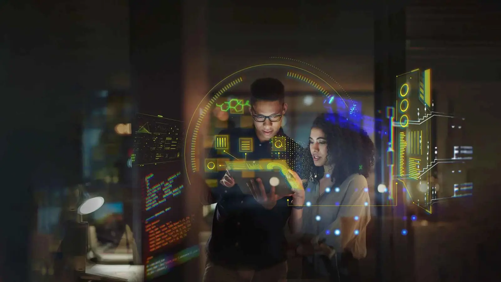 تظهر الصورة شاباً وشابة في إطار بيئة عمل تمثل ثورة الابتكار عبر دمج الذكاء الاصطناعي بالتقنيات الحديثة لصياغة مستقبل العمل.