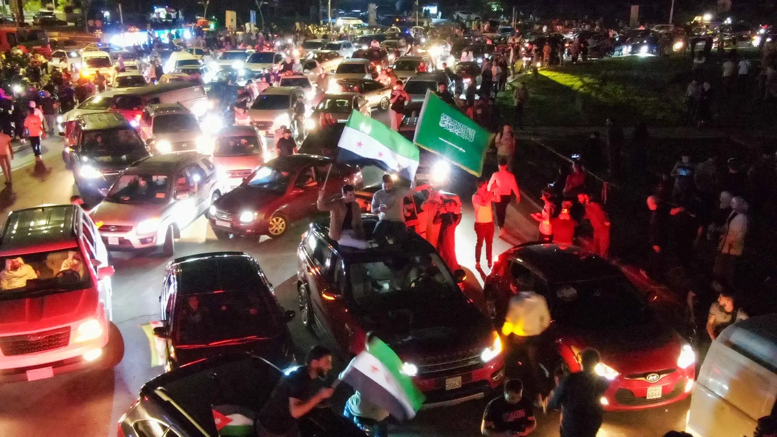 الليرة تقفز في يوم الفرح.. والشارع السوري يترقب لقاء الشرع وترامب
