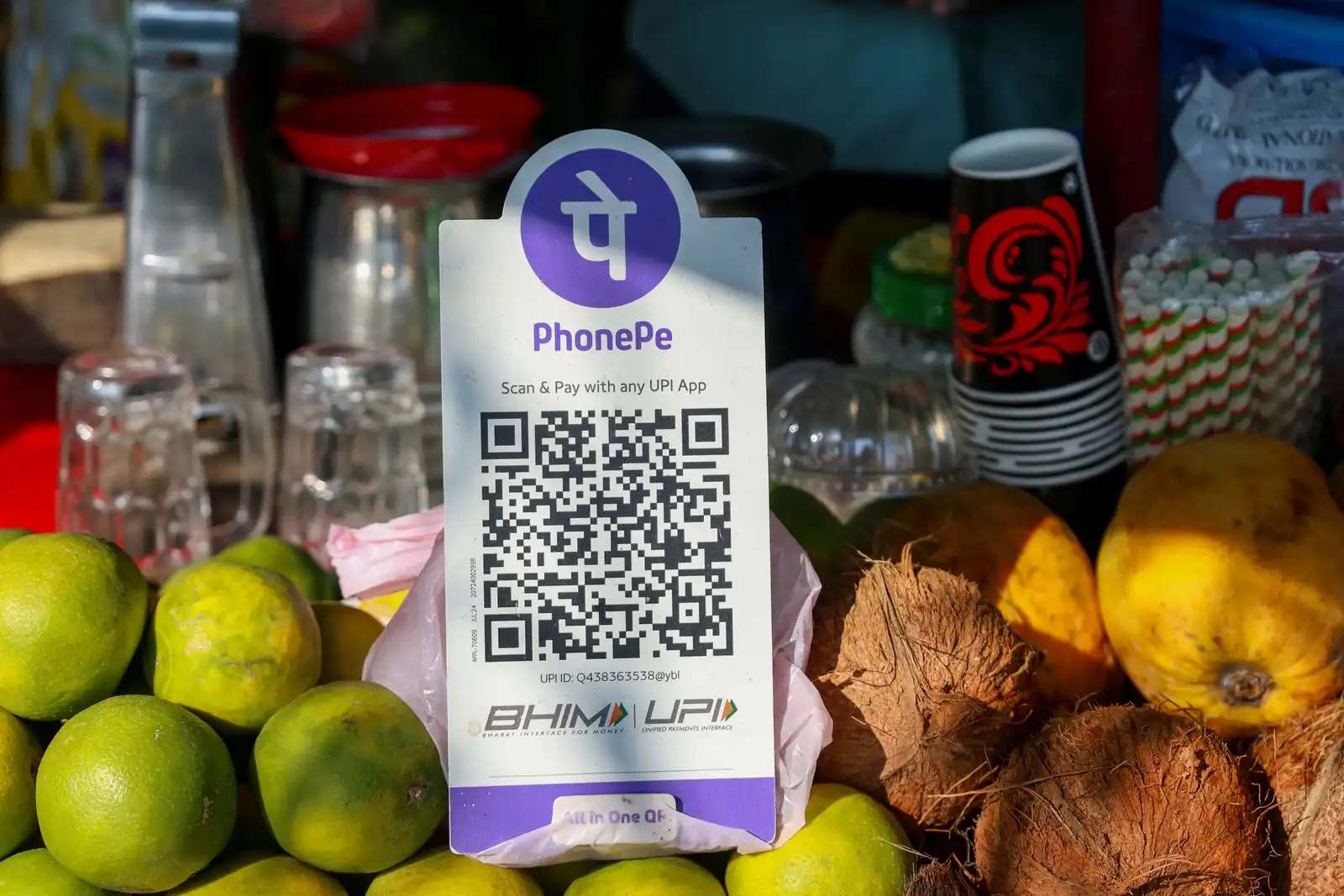 رمز استجابة سريعة (QR code) لخدمة فون بي في كشك بمدينة سريناغار، بالهند، 16 سبتمبر 2026. 