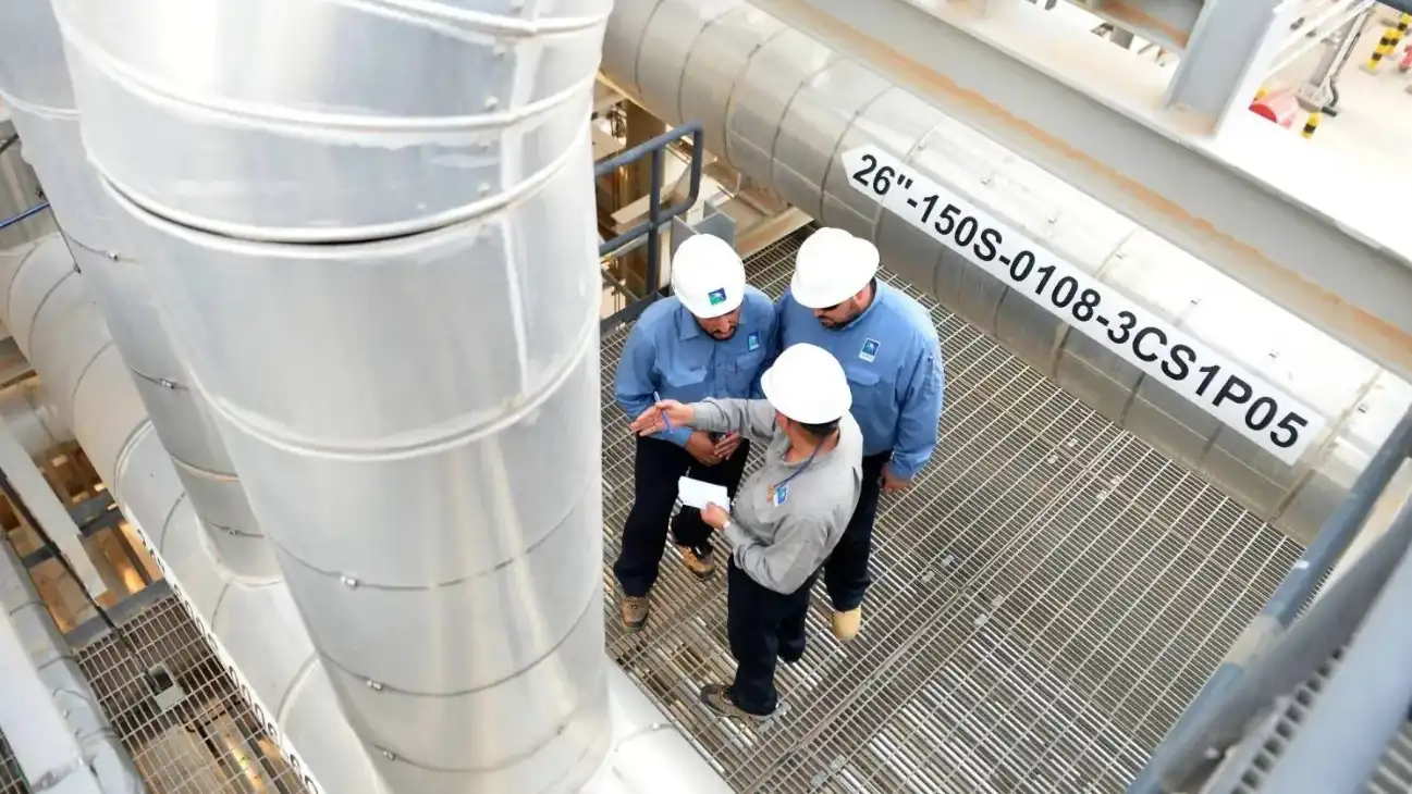 مهندسون في موقع تابع لشركة أرامكو السعودية.