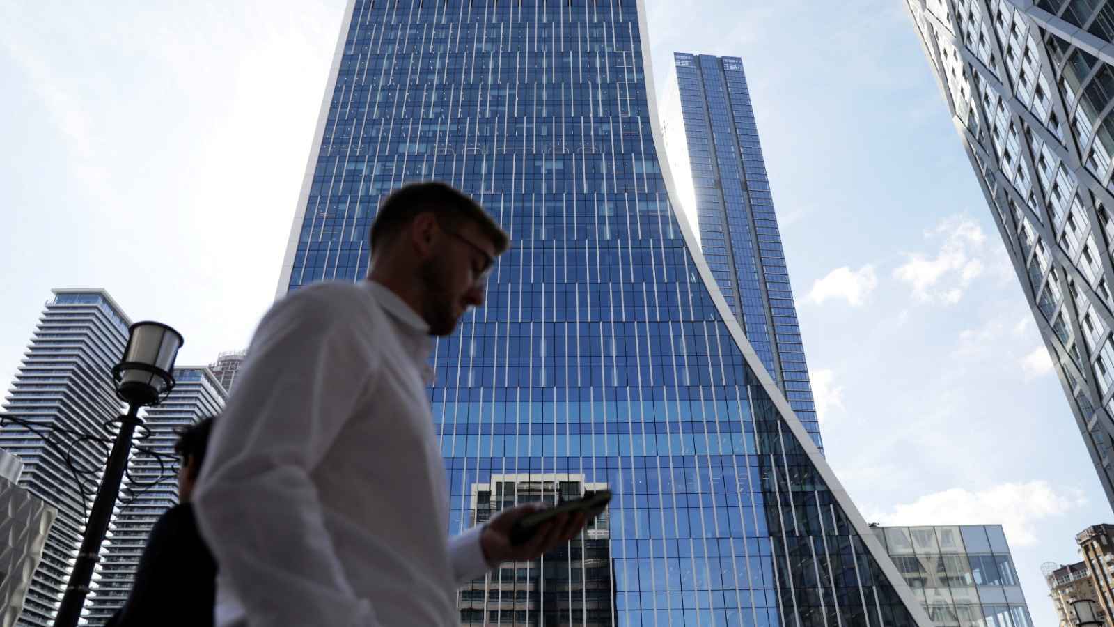 ارتفاع البطالة في بريطانيا إلى 5.2% يعزز رهانات خفض الفائدة 