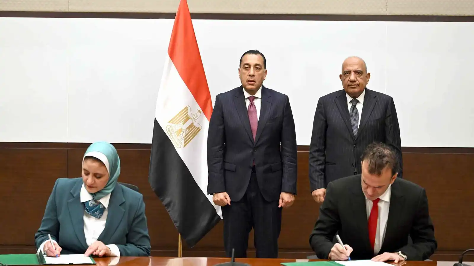 مصر تتعاقد مع شركة إماراتية لتنفيذ دراسات الربط الكهربائي مع أوروبا