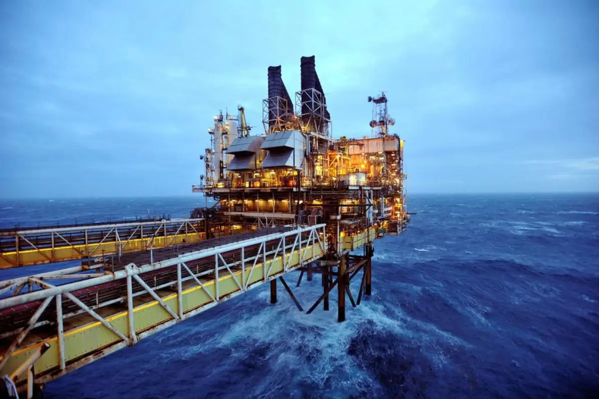 قرار بيئي لأكبر مُقرض بريطاني بقطاع النفط والغاز