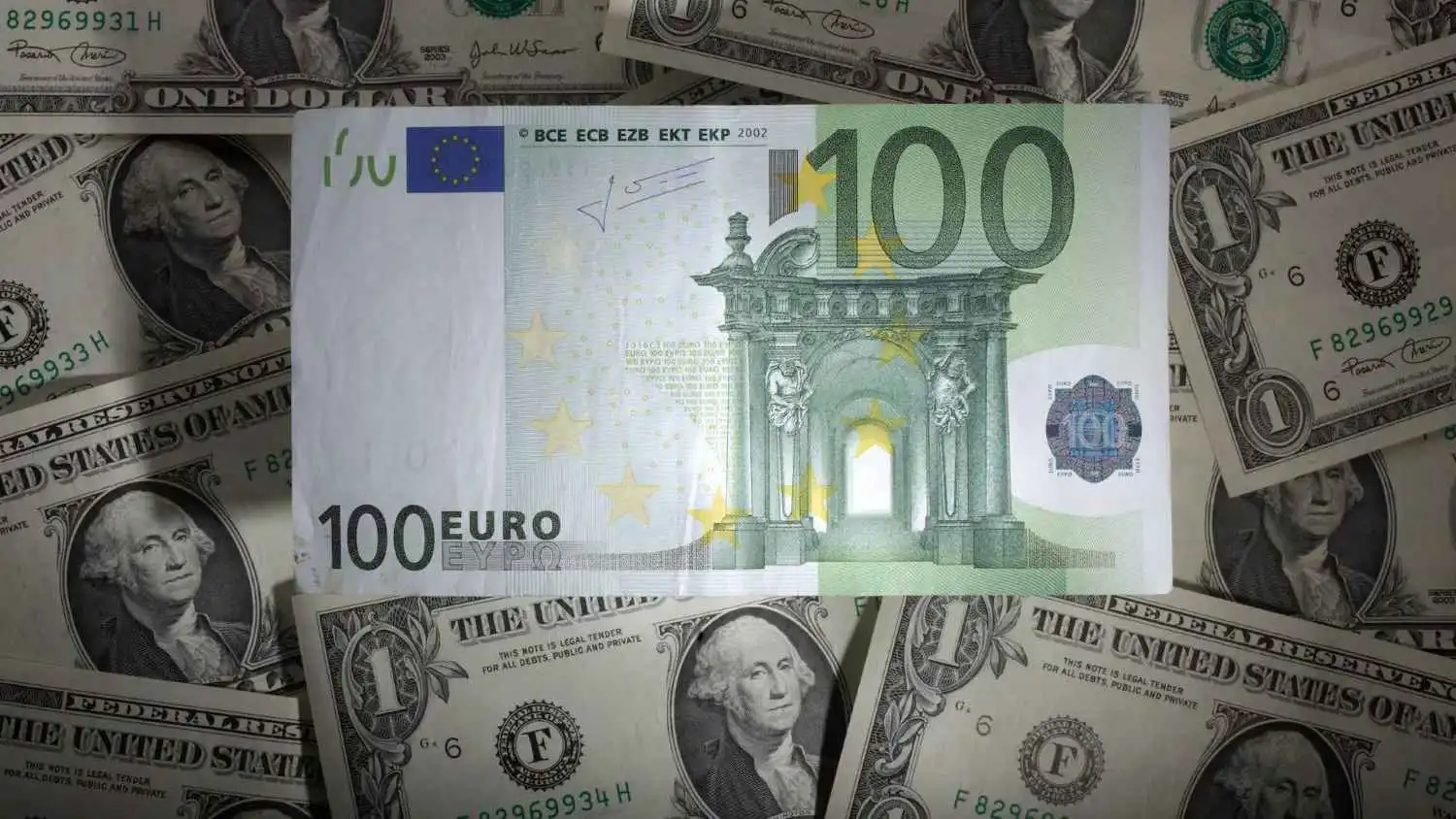 توقعات رفع الفائدة الأميركية مجدداً تهبط باليورو لأدنى مستوى في 3 أشهر