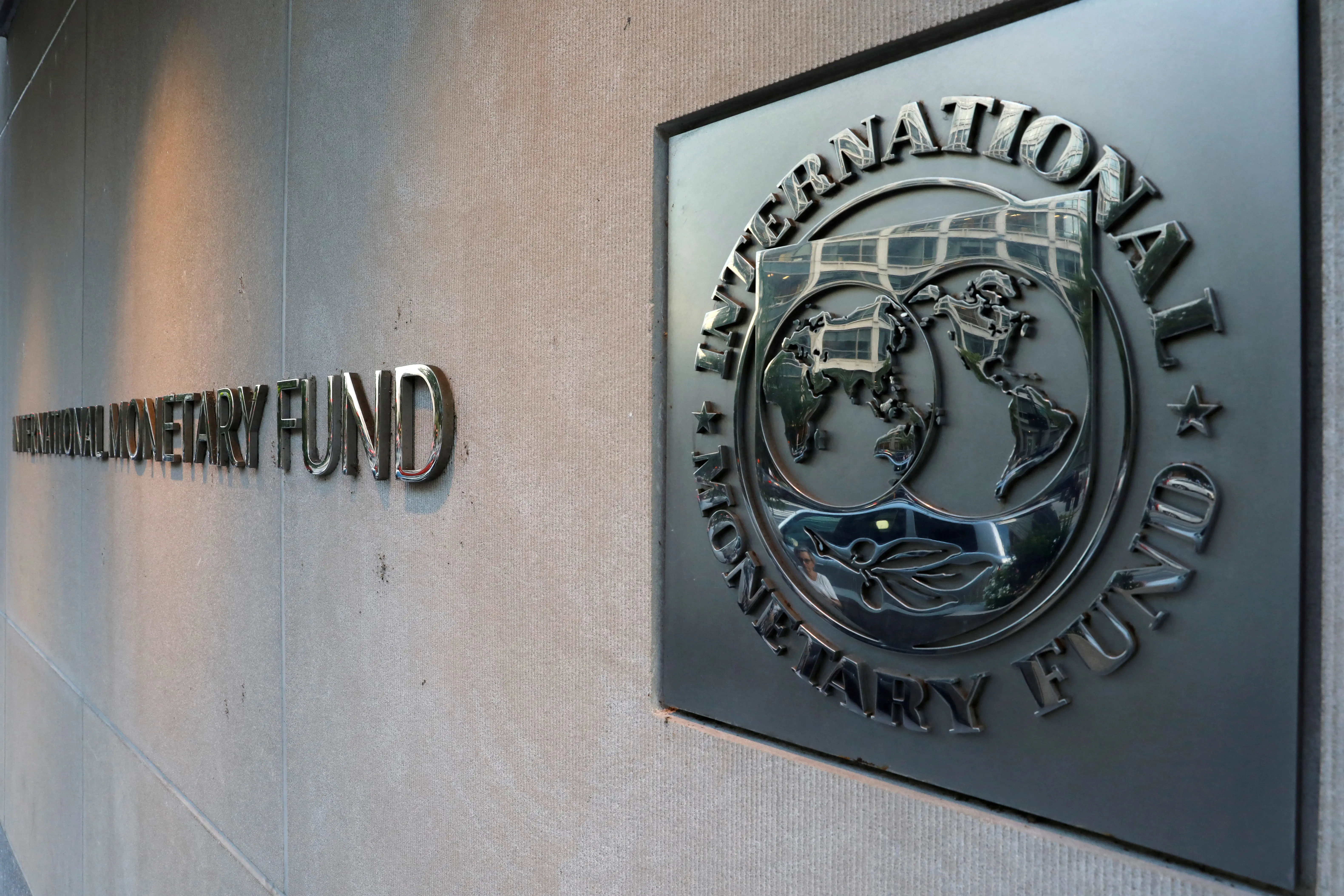 صندوق النقد يدعو الولايات المتحدة إلى رفع الضرائب وإرجاء خفض الفائدة