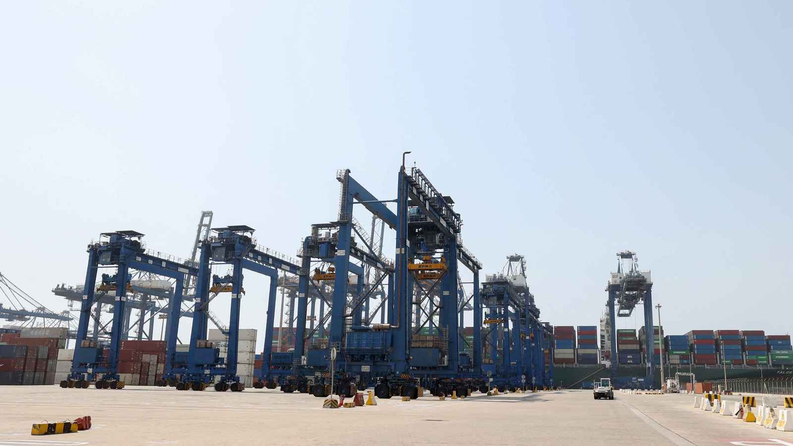 السعودية تضيف خدمة شحن إلى ميناء جدة الإسلامي لتعزيز الصادرات 