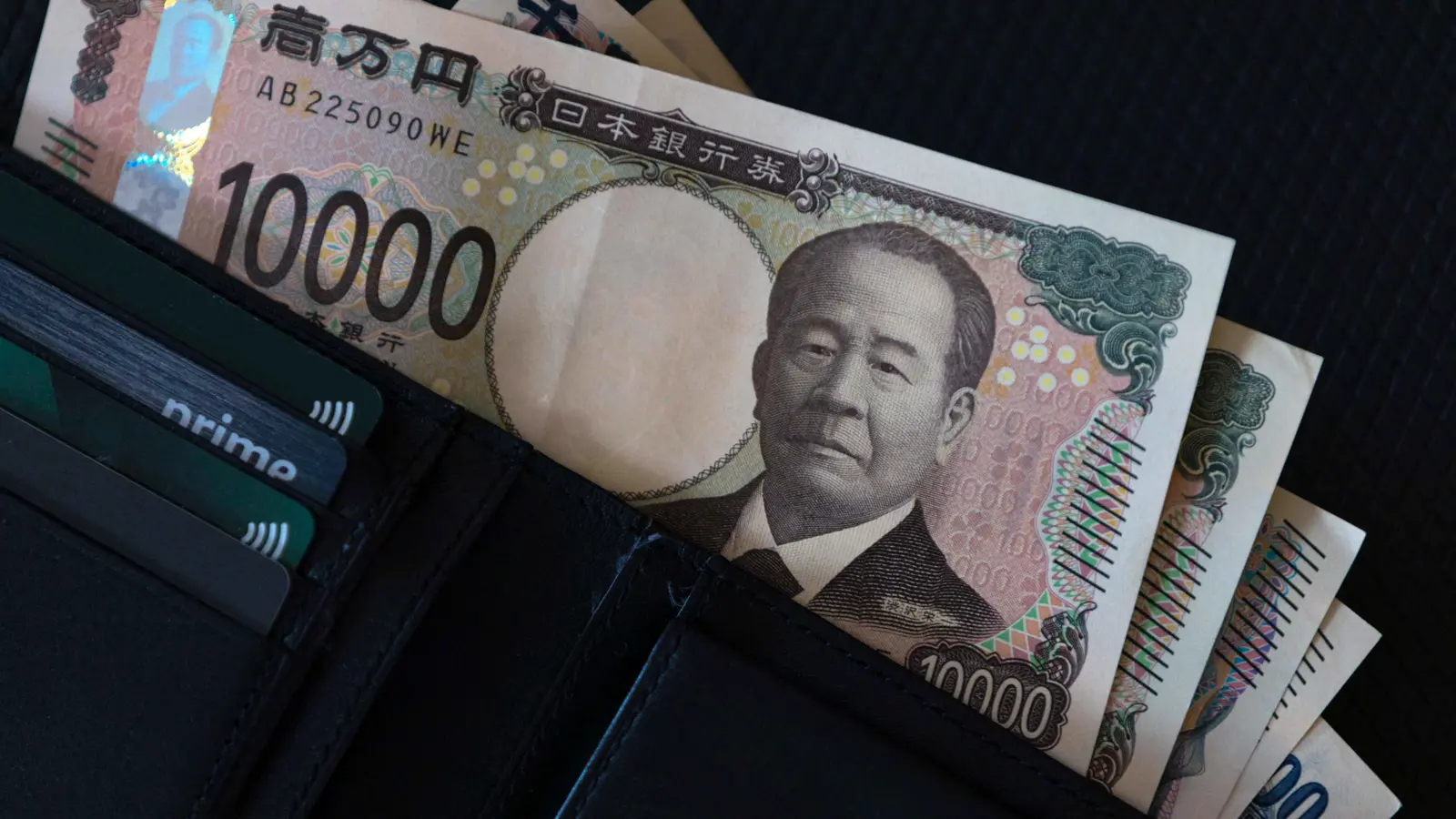 التحليل الفني: زوج عملات USD/JPY يتجاوز خط المقاومة