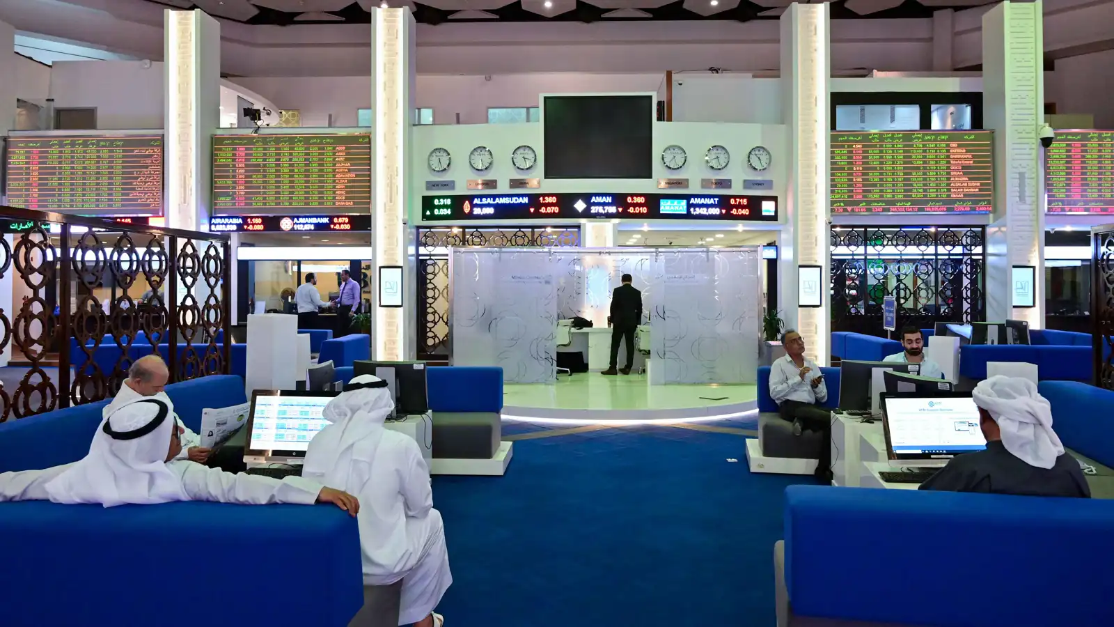 متعاملون يتابعون أداء الأسهم داخل سوق دبي المالي، الإمارات، يوم 8 مارس 2020.