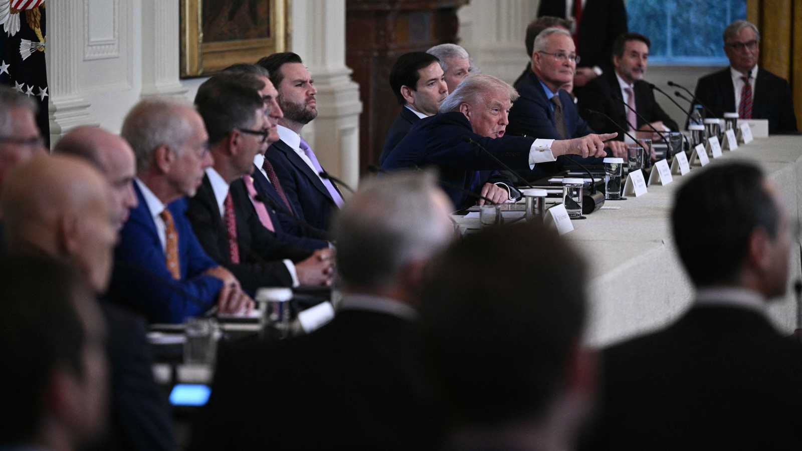 ترامب يطالب شركات النفط باستثمار 100 مليار دولار لزيادة إنتاج فنزويلا 