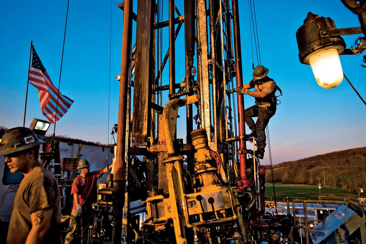 النفط تحت الضغط.. انخفاض عالمي لمنصات التنقيب أحدث إشارة على ضعف الطلب 