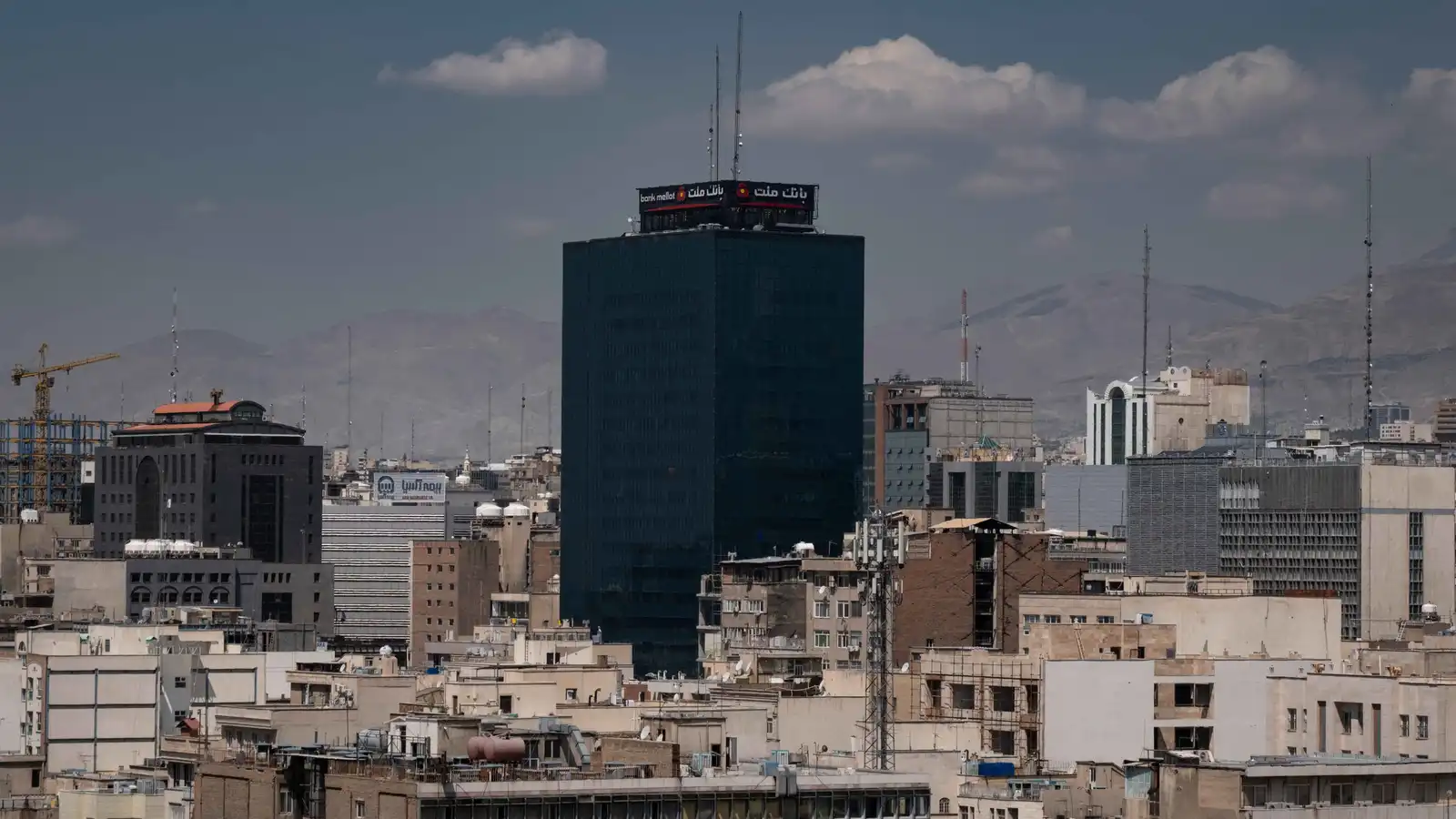 مقر «بنك ملت» الإيراني في وسط العاصمة طهران، يوم 19 أبريل 2025.