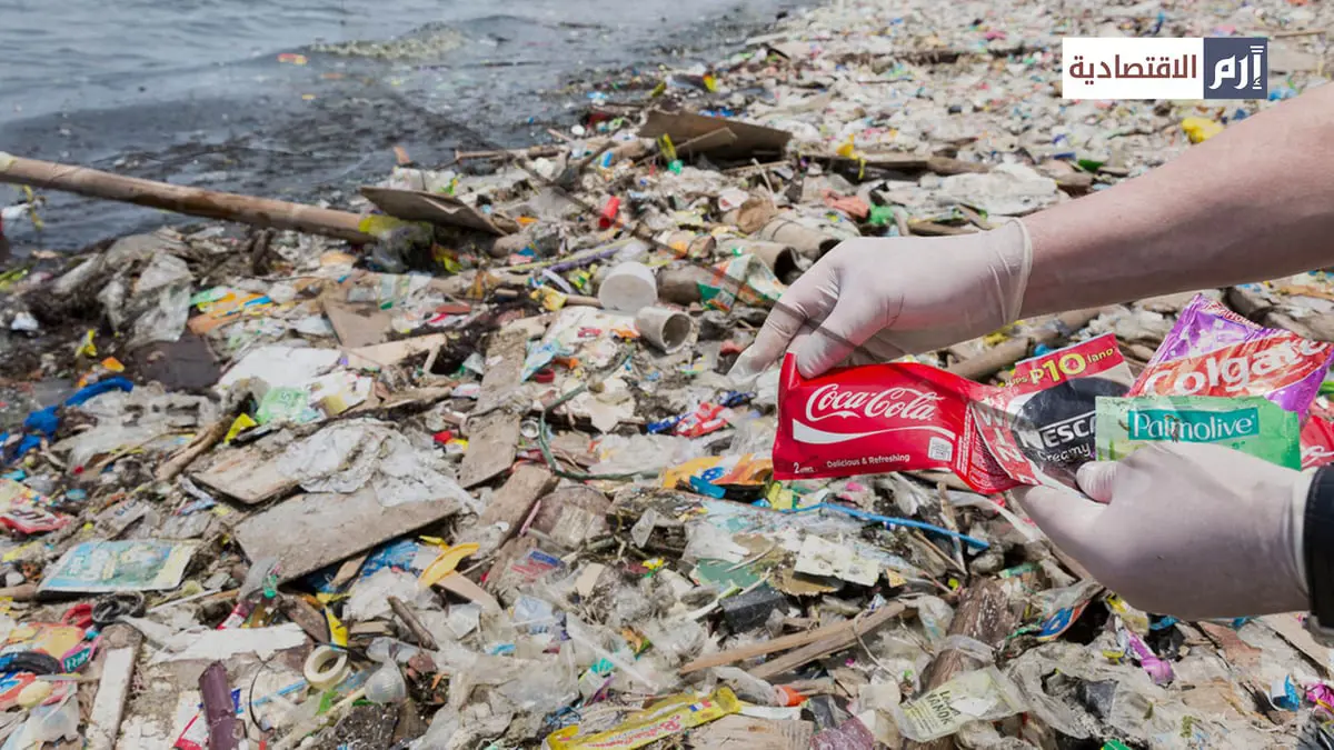 التلوث البلاستيكي العالمي برعاية منتجات كوكا كولا وبيبسيكو