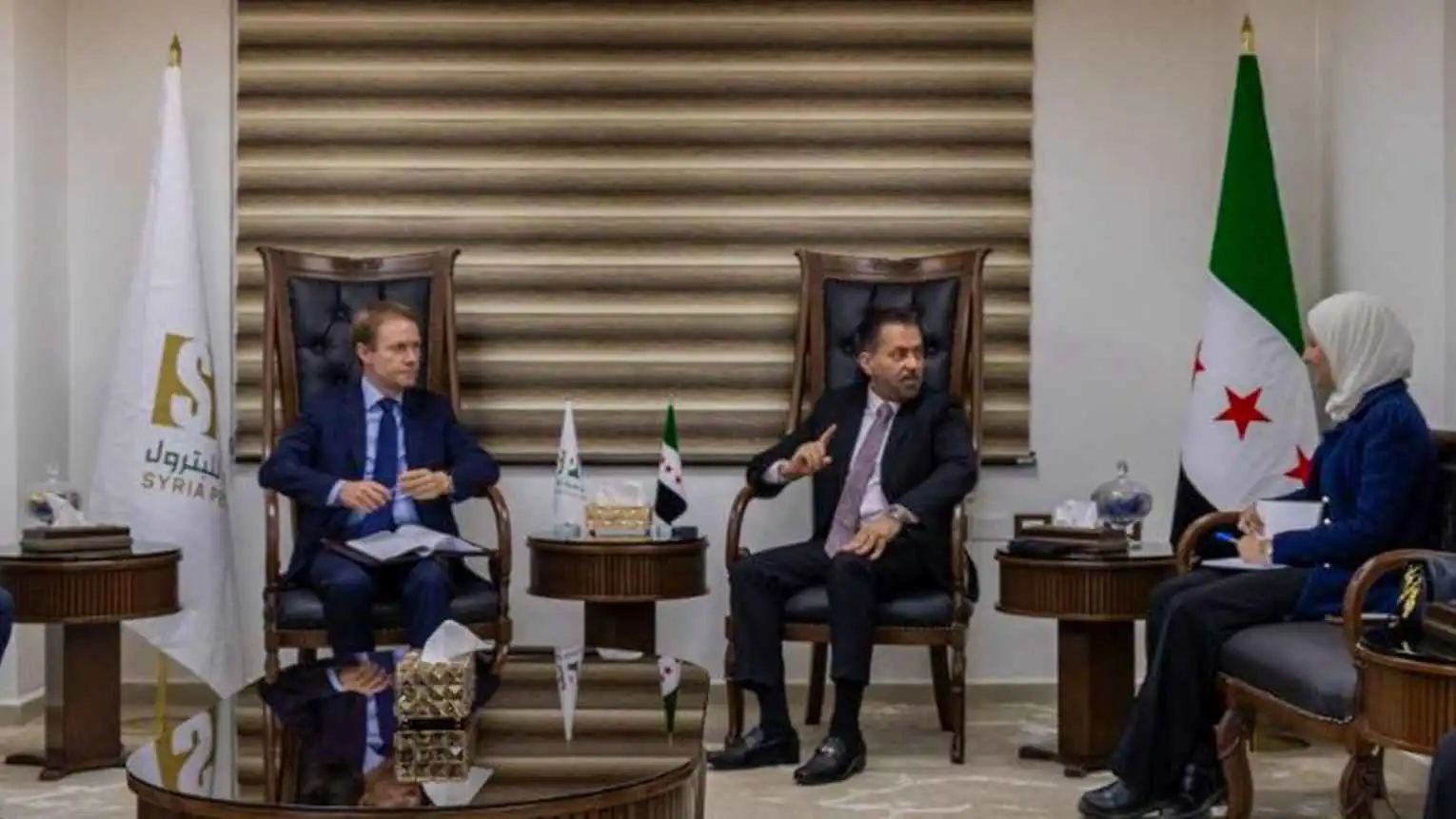 سوريا وفرنسا تبحثان تعزيز الاستثمار في النفط والغاز