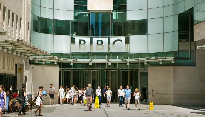 لماذا أغلقت إذاعة "BBC العربية" أبوابها؟