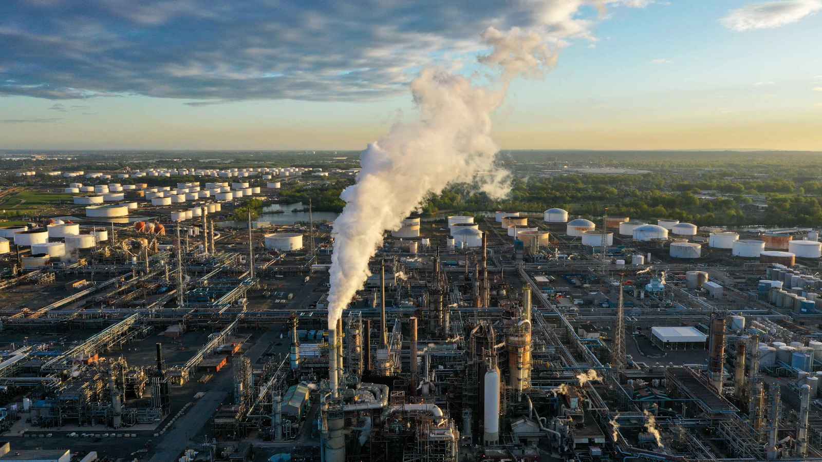 الأسواق العالمية متردّدة والنفط يستفيد من الحصار الأميركي 