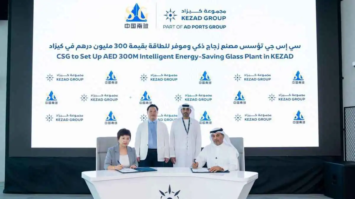 خلال توقيع الاتفاقية بين «سي إس جي» الصينية ومجموعة «كيزاد»، في العاصمة الإماراتية أبوظبي، يوم 7 أكتوبر 2025.