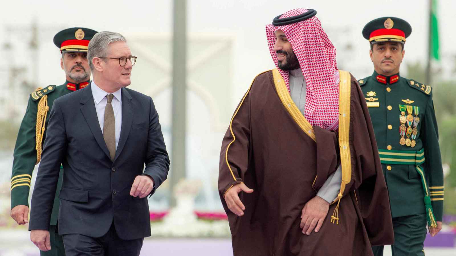 ستارمر يتوجه إلى منطقة الخليج لبحث استمرار فتح مضيق هرمز 