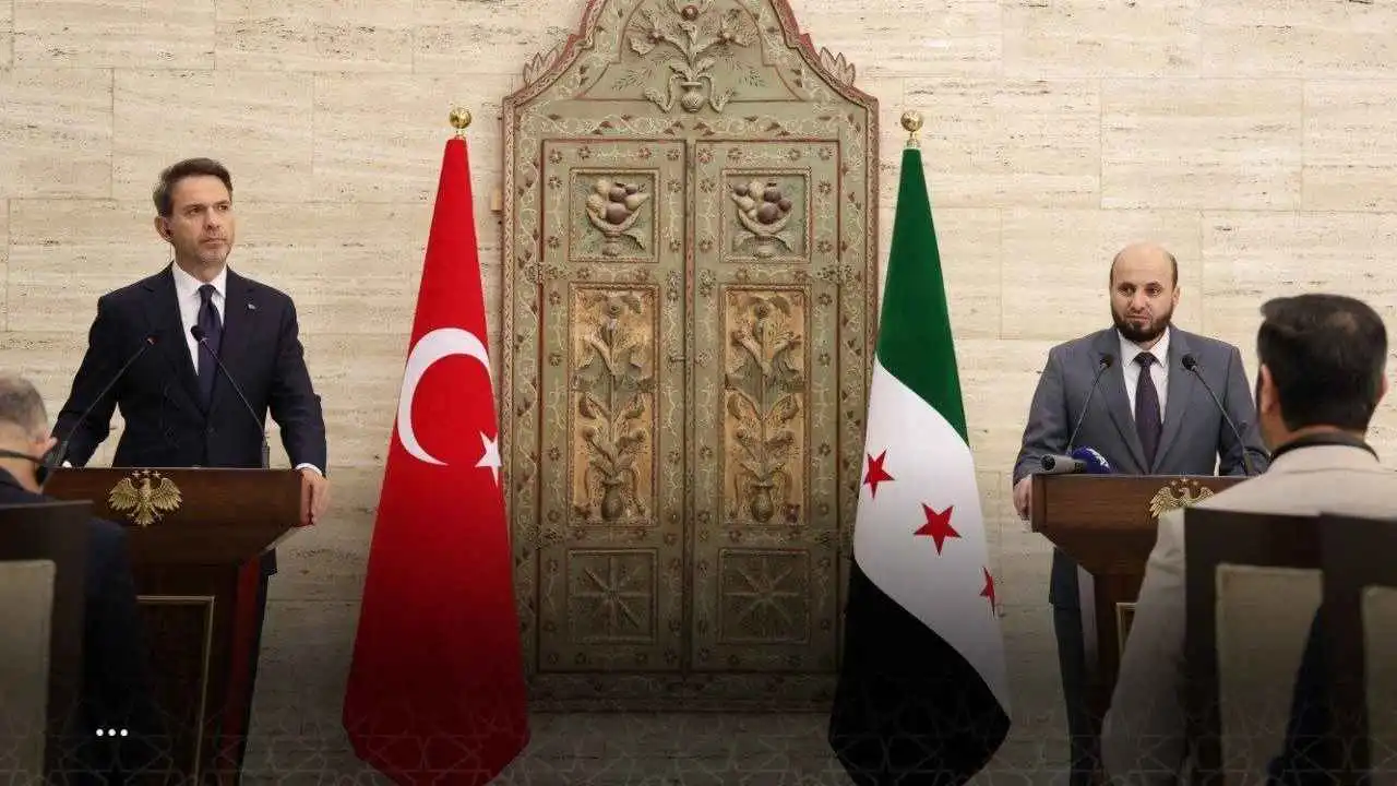 وزير الطاقة السوري، محمد البشير، ووزير الطاقة التركي ألب أرسلان بيرقدار، خلال مؤتمر صحفي عقب توقيع مذكرة تفاهم ثلاثية في مجالات علوم الأرض والتعدين، في قصر تشرين بدمشق، بتاريخ 19 أغسطس 2026.