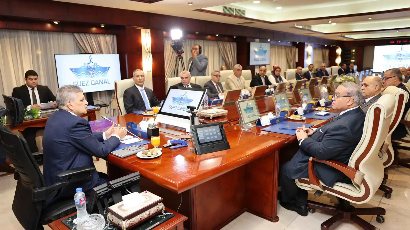 رئيس هيئة قناة السويس المصرية، أسامة ربيع يلتقي ممثلي 20 جهة من الخطوط والتوكيلات الملاحية، السويس، مصر، يوم 4 نوفمبر 2025.