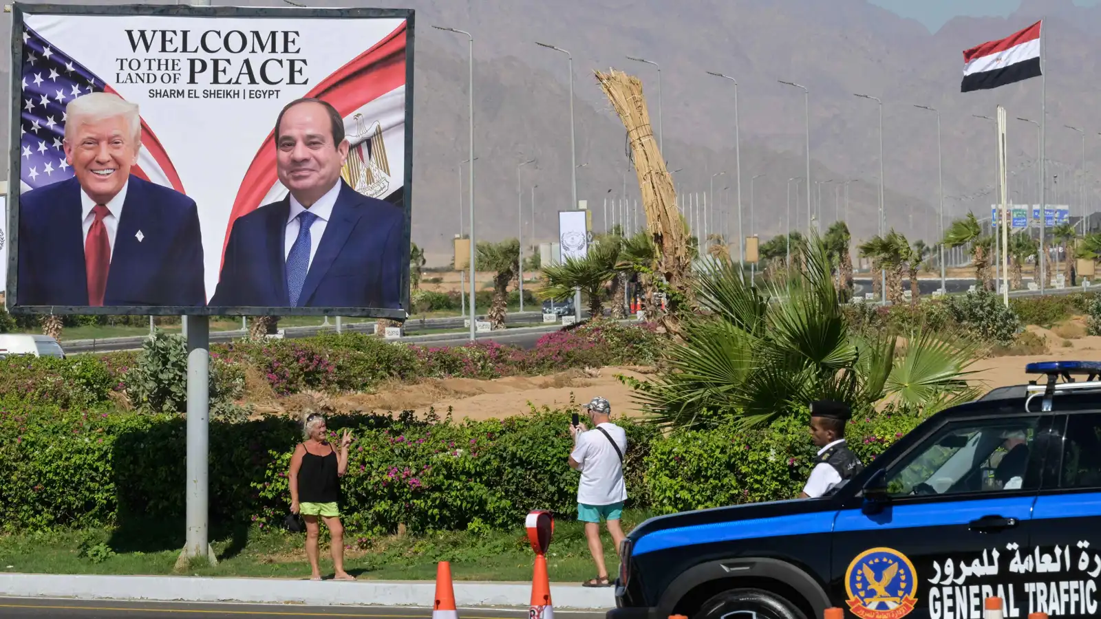 إعلان في شرم الشيخ يحمل صور الرئيسين الأميركي دونالد ترامب والمصري عبدالفتاح السيسي في شرم الشيخ قبل قمة السلام وسط تنفيذ اتفاق وقف إطلاق النار في غزة، 13 أكتوبر 2025.