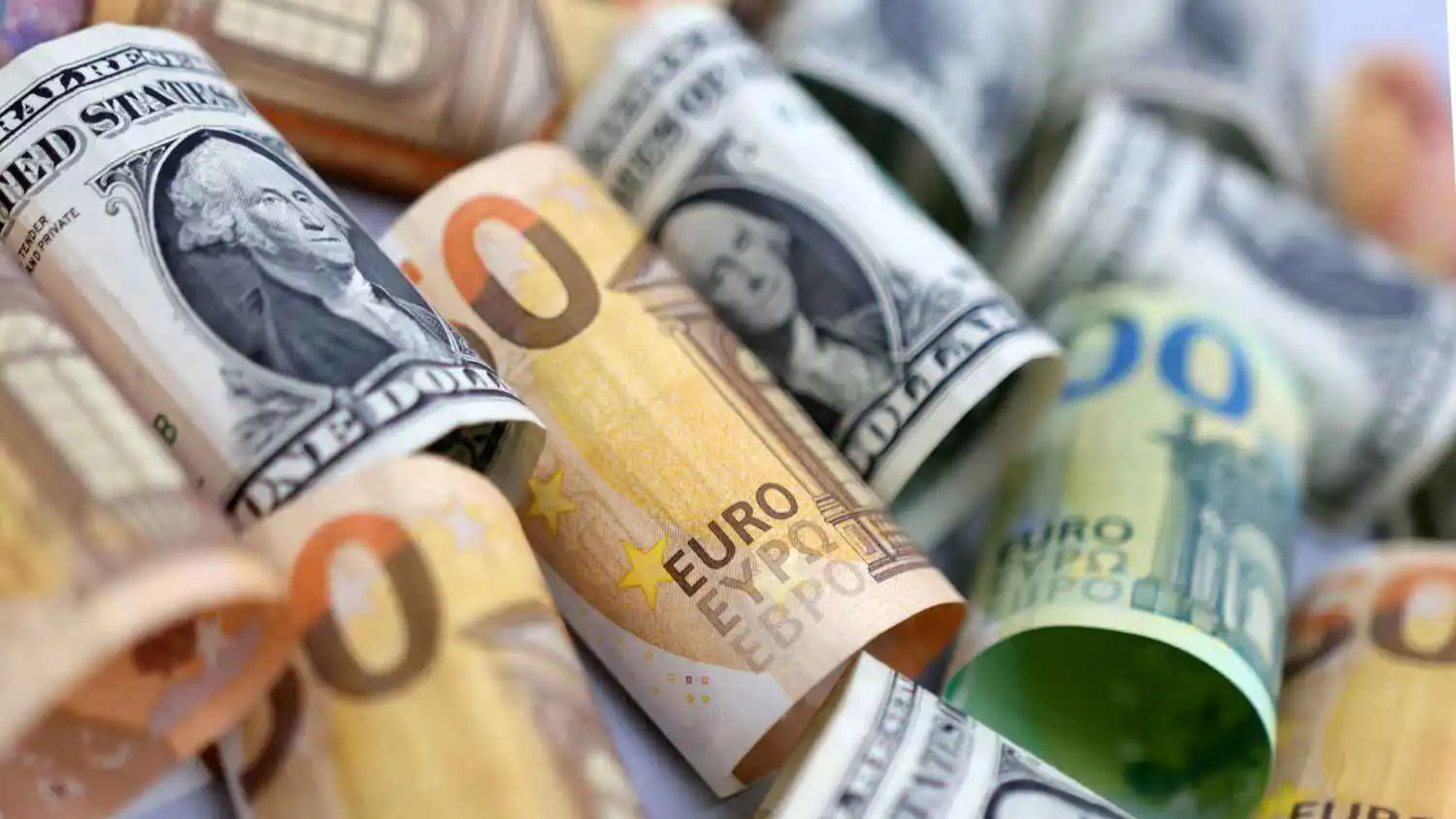 أوراق نقدية من الدولار الأميركي واليورو في صورة توضيحية ملتقطة يوم 17 يوليو 2022