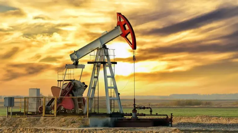 النفط ينخفض لليوم الثاني مع زيادة المخزونات الأميركية 