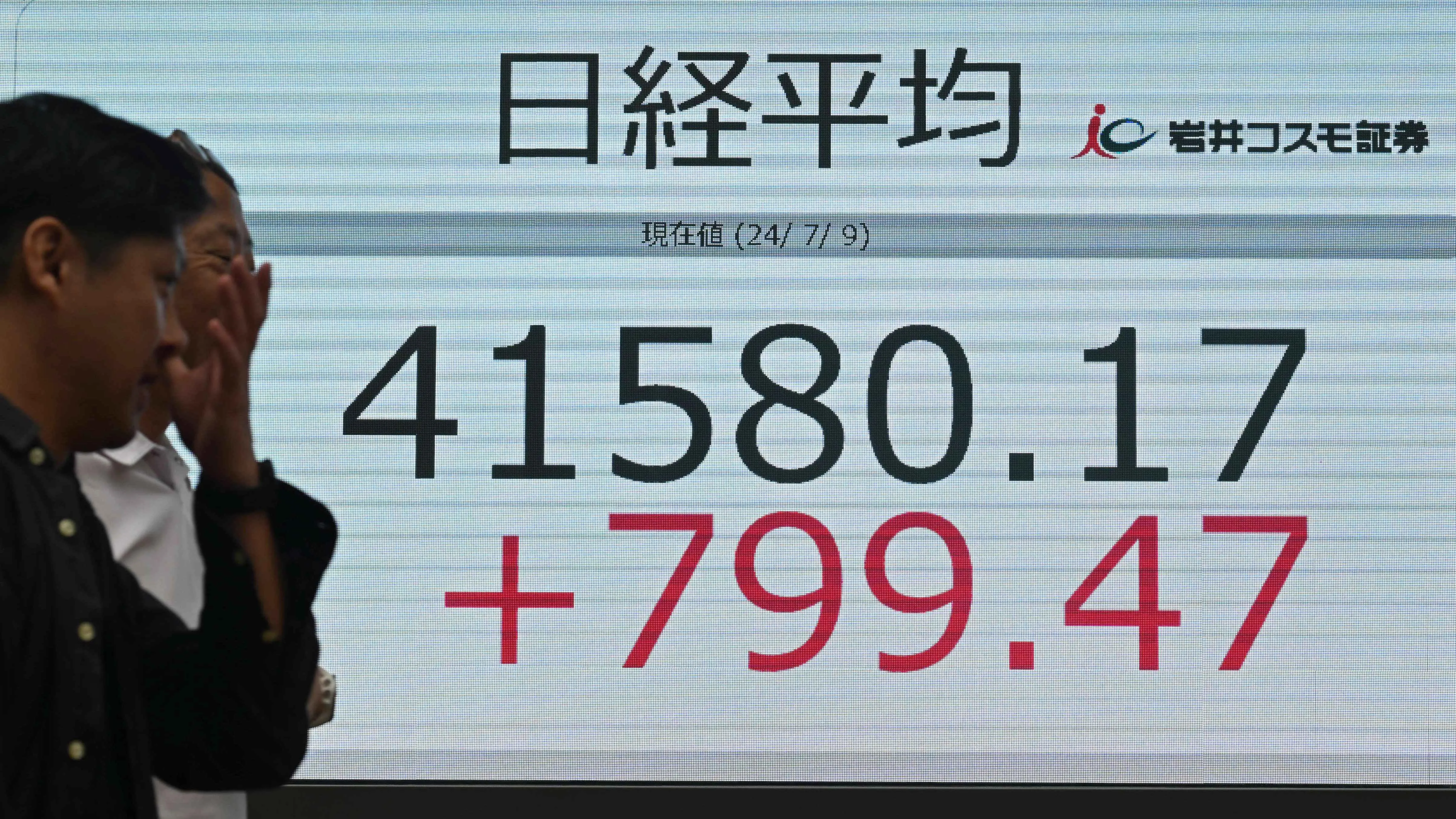 اليابان تلوّح بالتدخل في سوق الصرف وأسهم الصين تتجه للمنطقة الحمراء