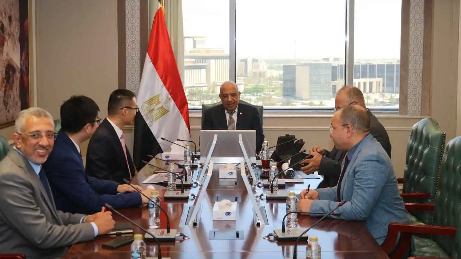 مصر و«هواوي» تبحثان تصنيع بطاريات تخزين الكهرباء بسعة 4000 ميغاوات