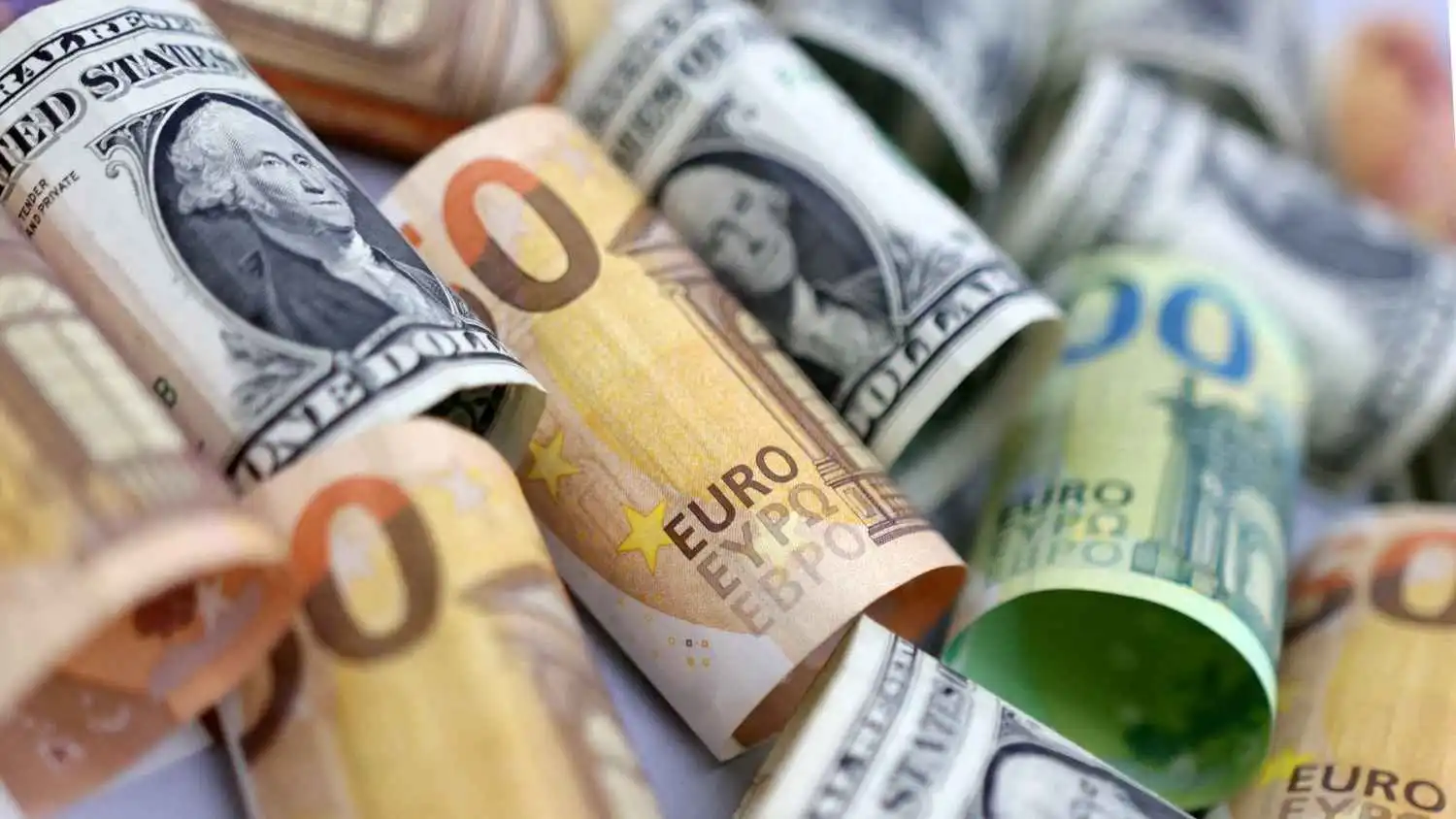 الدولار يتمسك بمكاسبه وسط حذر المتعاملين قبل قرار سعر الفائدة