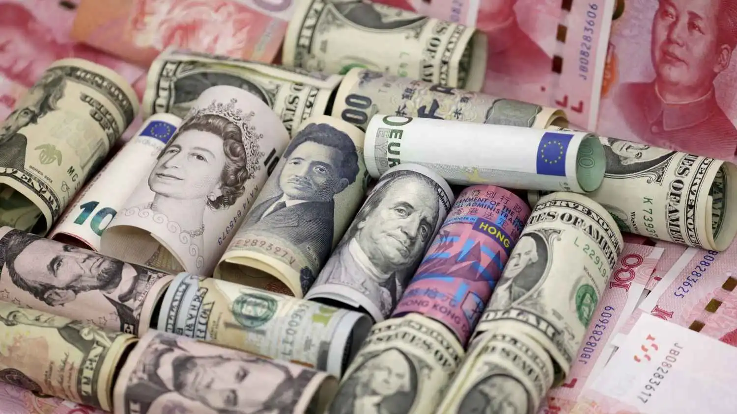 فروقات أسعار الفائدة ترجح صعود الدولار مقابل اليورو
