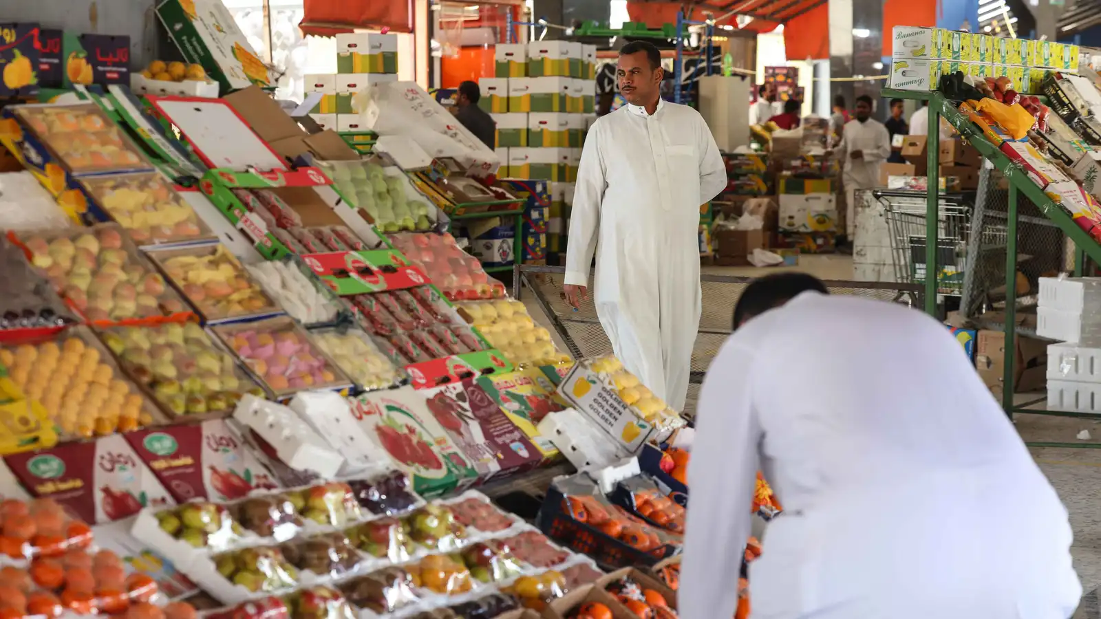 سعوديون يتسوقون في أحد أسواق العاصمة السعودية الرياض، يوم 18 فبراير 2026.