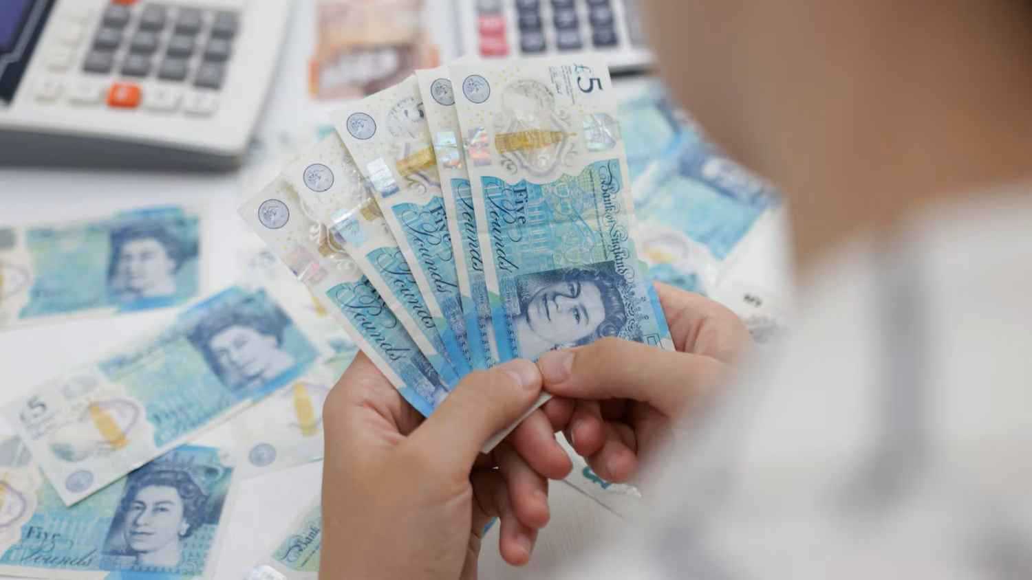 خسارة الانتخابات تُضعف رئيس الوزراء البريطاني والسندات الحكومية 