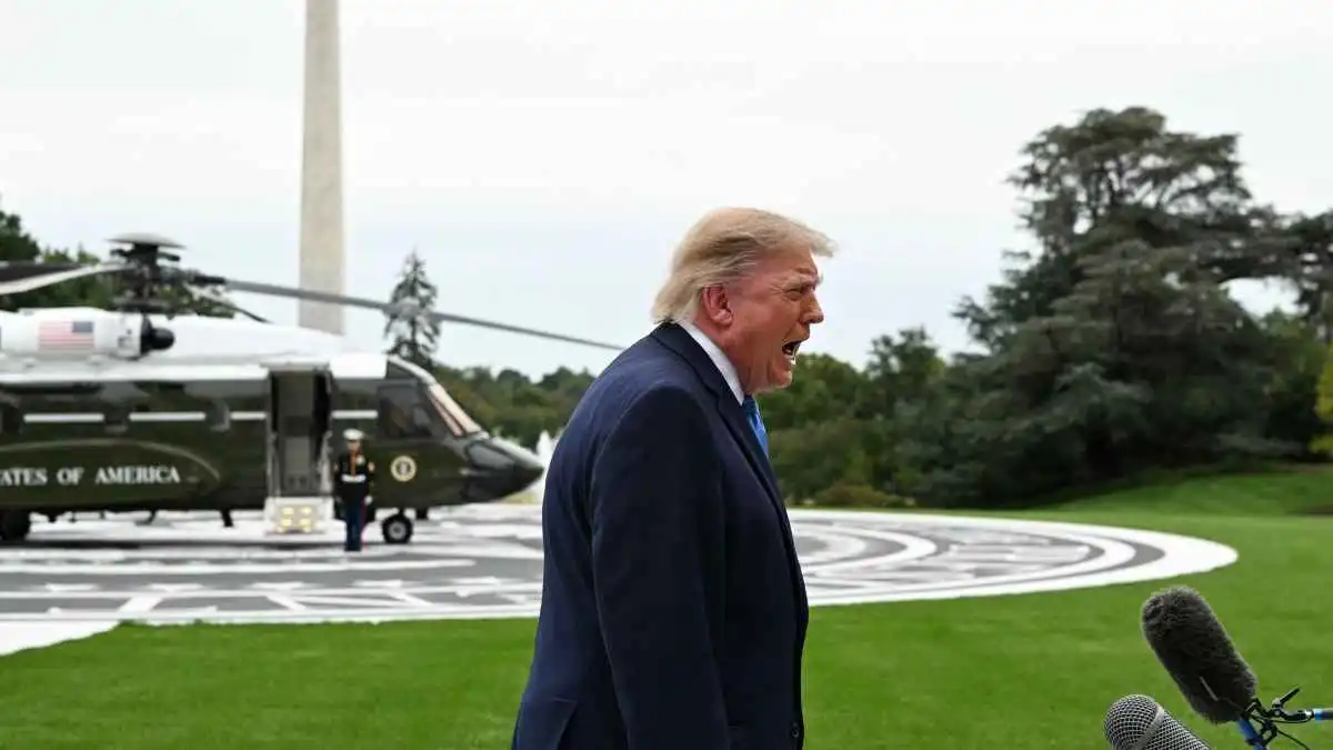  الرئيس الأمريكي دونالد ترامب يتحدث إلى وسائل الإعلام قبل صعودهالطائرة، البيت الأبيض، واشنطن العاصمة، في 3 أكتوبر 2026.