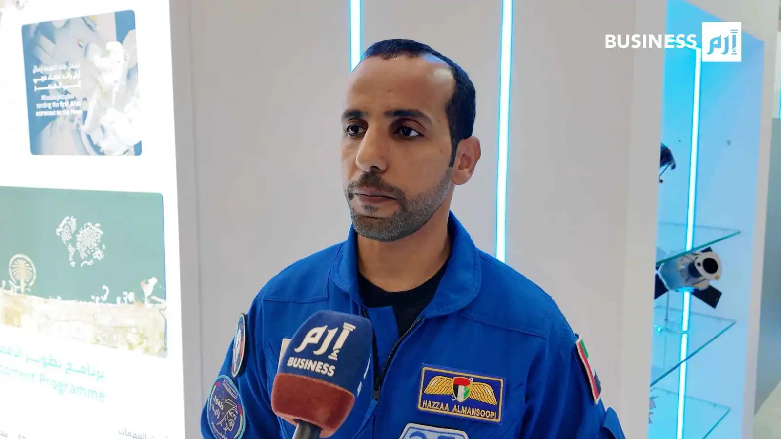 رائد الفضاء الإماراتي هزاع المنصوري على هامش معرض دبي للطيران 2025.