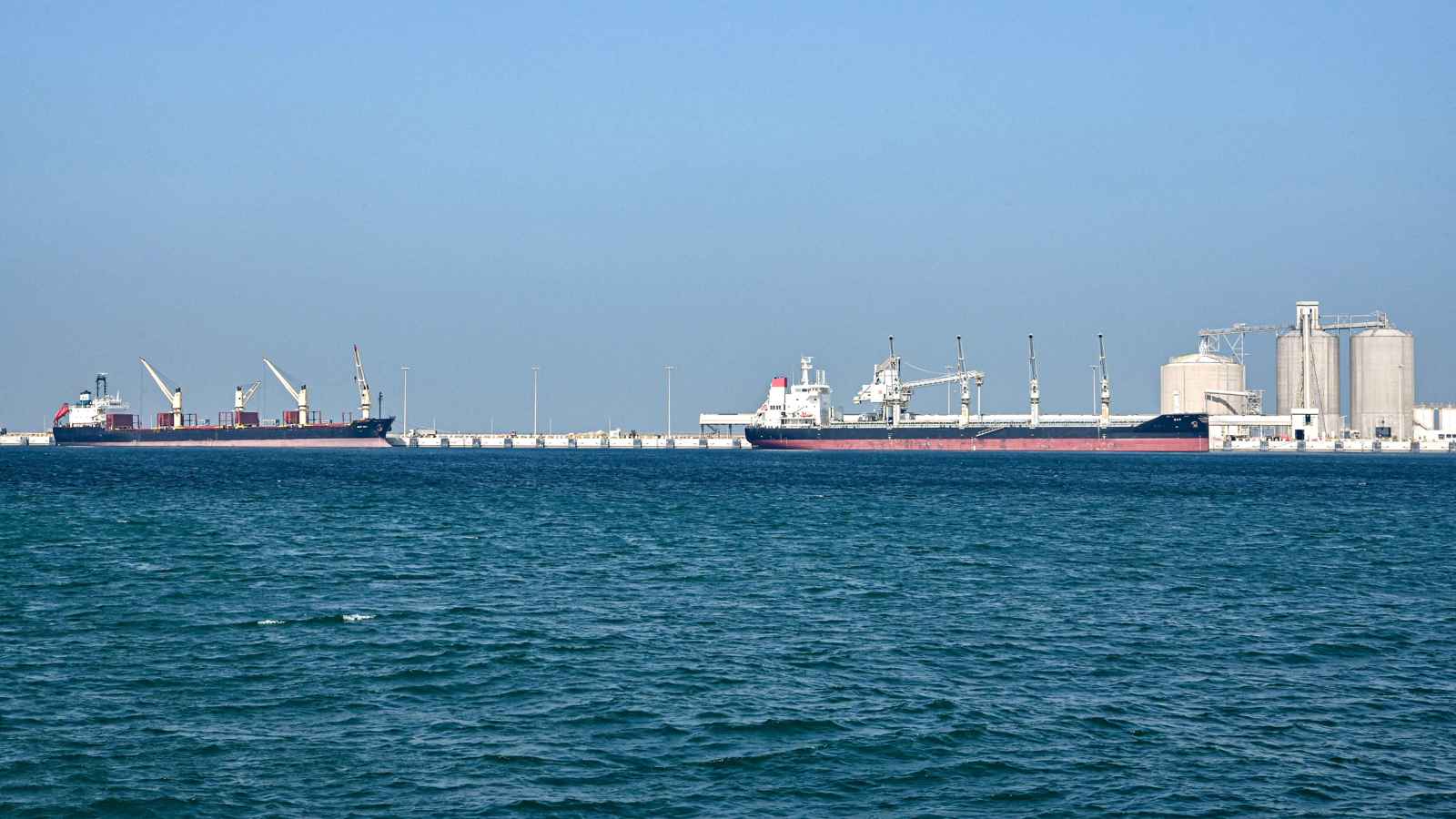 كوريا وتايوان ترسلان سفناً لنقل النفط من السعودية عبر البحر الأحمر 