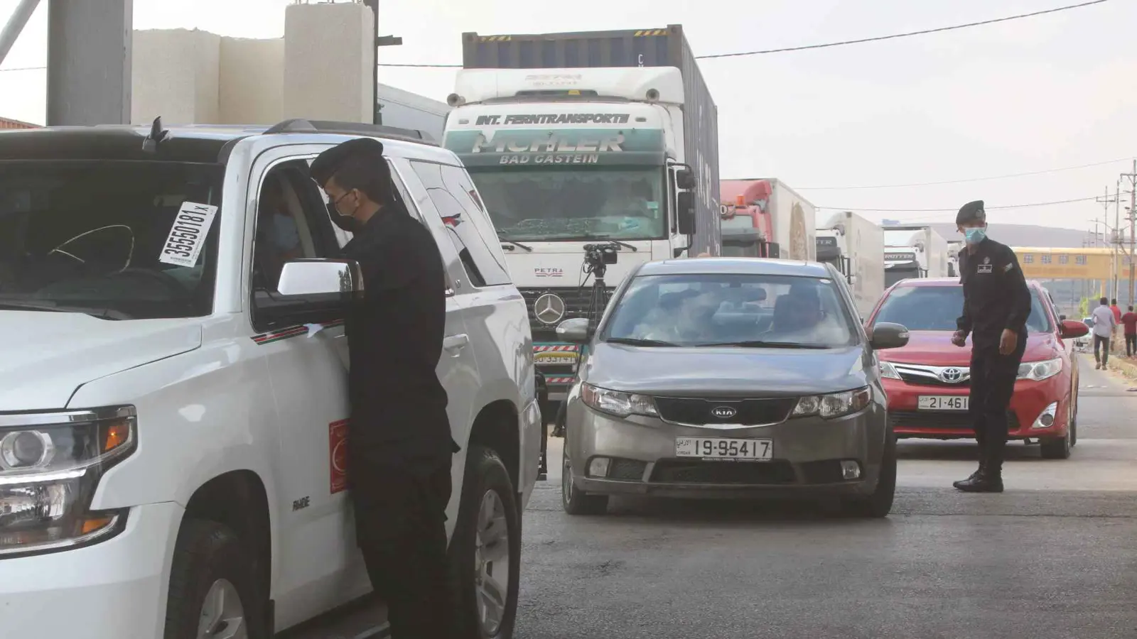 بعد إغلاق الحدود البرية.. ما مصير الشاحنات العالقة بين الأردن وسوريا؟