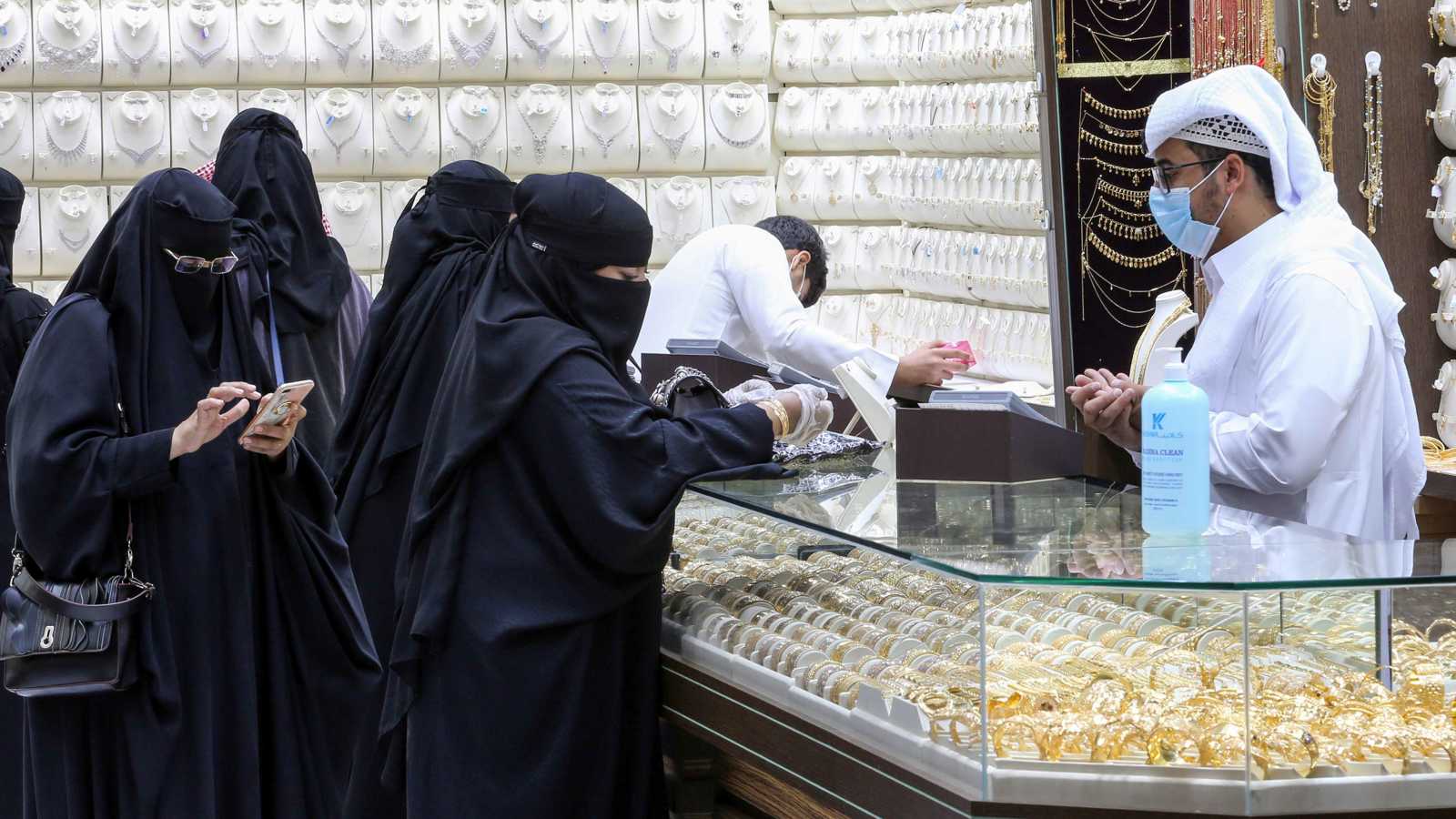 سعر الذهب في السعودية يطير لمستوى قياسي.. و«عيار 24» يسجل 589 ريالاً 
