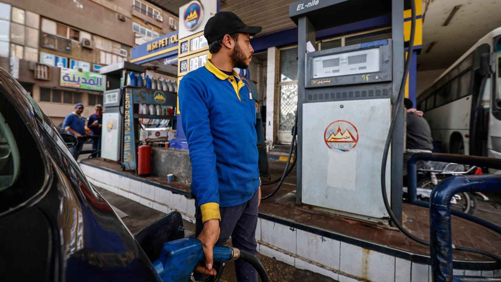 مع تجاوز النفط 100 دولار.. هل ترتفع أسعار البنزين في مصر؟ 