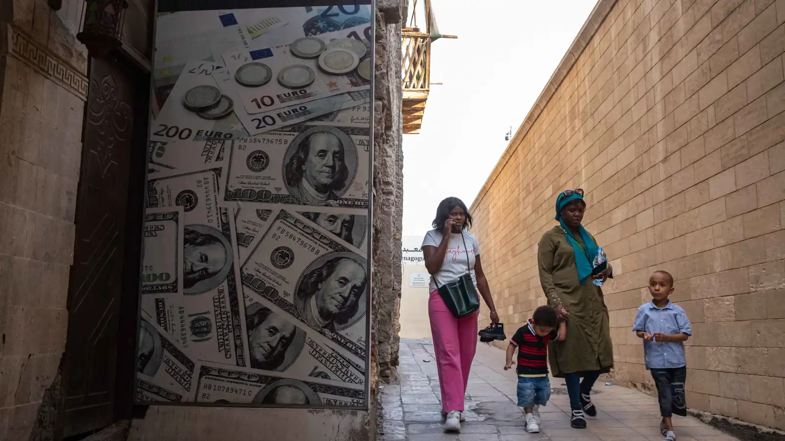 سياح يمرون أمام مكتب صرافة في العاصمة المصرية القاهرة، يوم 5 مارس 2024.