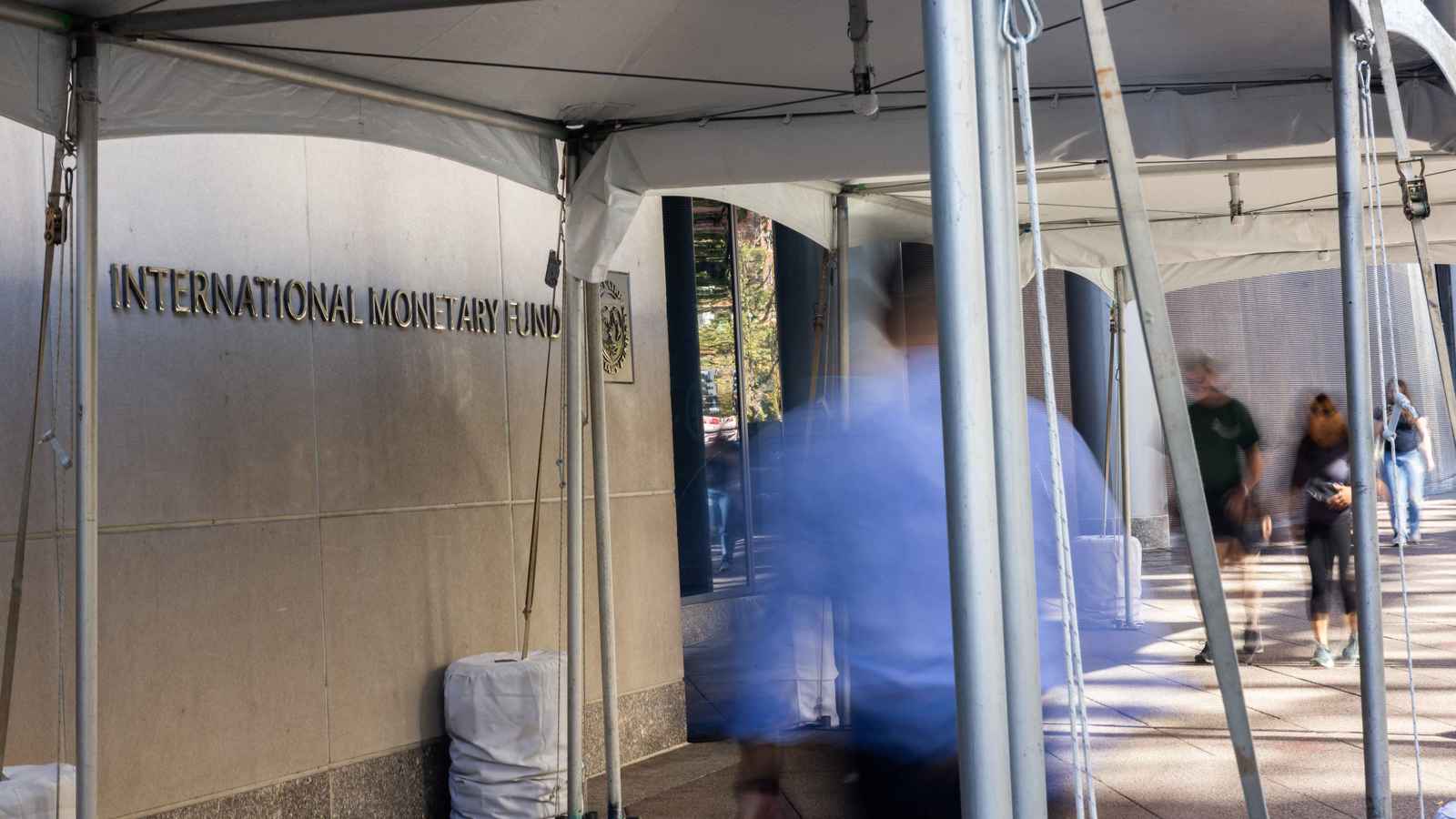 «النقد الدولي» يرفع توقعات نمو الاقتصاد العالمي إلى 3.3% في 2026 