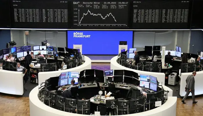 الأسهم الأوروبية ترتفع لكن بيانات متباينة تحد من المكاسب