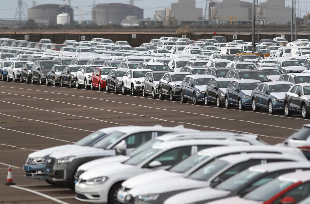 الموانئ الأوروبية تتكدس بالسيارات.. نقص المبيعات ليس السبب الوحيد